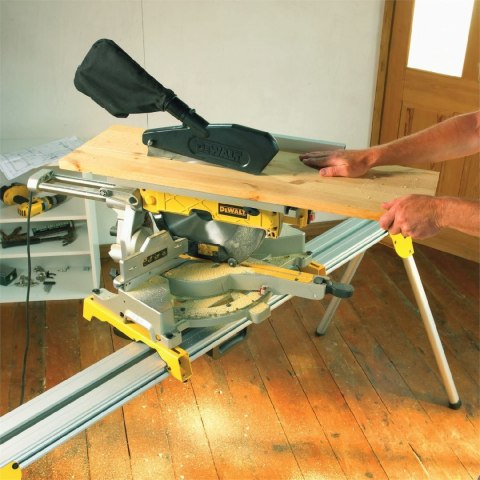 Pilarka ukosowa z posuwem DeWalt D27112, 1600W, 305 mm Pilarka ukosowa z posuwem DeWalt D27112, 1600W, 305 mm